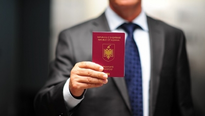 Një pasaportë për 20 mijë euro, arrestohet arabi në Tiranë, nën hetim dy shqiptarë