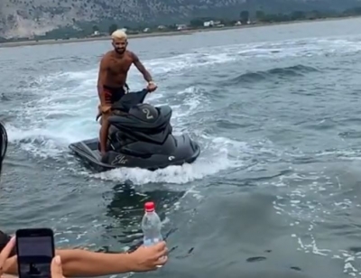 VIDEO/ “Sfida e shishes”, Hysaj jep spektakël dhe e çon në tjetër nivel. E heq tapën duke i dhënë… skafit