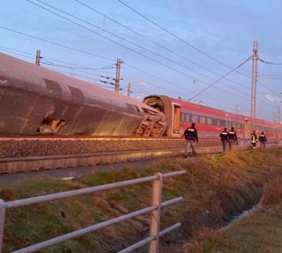 Itali, treni del nga shinat në Lodi, vdesin 2 makinistë, plagosen dhjetëra të tjerë