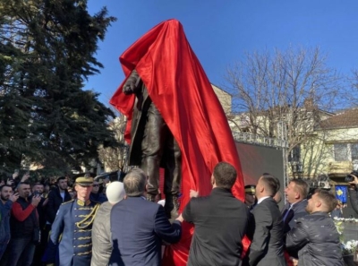 Në 16-vjetorin e Pavarësisë, Mitrovica ‘zbulon’ bustin e komandantit legjendar, Adem Jashari