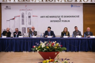 Gjekmarkaj në takimin e Bashës me aktivistët në mbrojtje të teatrit: Sharlatanë e banditë vendosin për fatin tonë