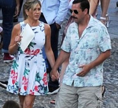 Ç&#039;po ndodh?! Jennifer Aniston ecën dorë për dorë me aktorin Adam Sandler