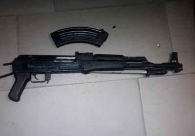 Qëlluan me automatik në ajër, arrestohen 3 të rinj në Durrës