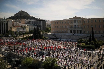 Sindikatat në Greqi ngrihen më 1 Maj: Mijëra protestues larg njeri–tjetrit, në heshtje.