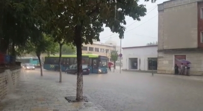 Vijojnë reshjet masive të shiut, situatë problematike nga përmbytjet në disa qarqe të vendit