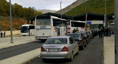 Emigrantët shqiptarë rikthehen në Greqi, kaos në të tre pikat kufitare