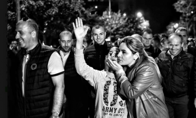 Dikush i ‘mbyti’ fëmijët e Tiranës dje me gaz helmues e dikush tjetër me përqafim!