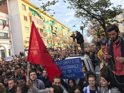 Video/ “O ne, o ato këtu”, studentët të revoltuar: Të ofenduar nga përgjigja e Nikollës