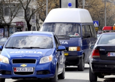 Rrahën keq të riun, arrestohen babë e bir