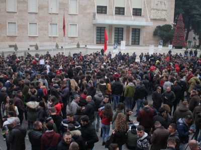 Studentët vijojnë protestën: Na sillni çadra tek kryeministria