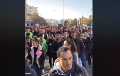 “E duam Shqipërinë si gjithë Europa”, studentët me &quot;jelekë&quot; thirrje kundër Ramës