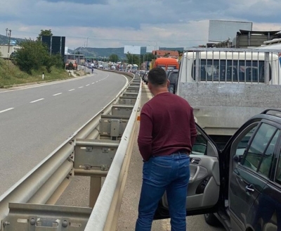 FOTOLAJM/ Shkon 10 km radha në pikën kufitare të Morinës, torturë në të dyja anët e kufirit