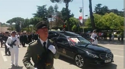 Lamtumira e Presidentit Nishani: 'Parakalimi i fundit' në bulevard