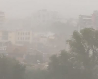 Shi e erë e fortë/ Moti i keq përfshin edhe Korçën, shkëputet kabulli i tensionit të lartë
