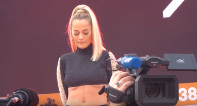 Rita Ora shpërthen në lot gjatë koncertit, ja kush është arsyeja