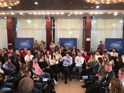 Nuk kam lidhje me asnjë kriminel dhe as me oligarkinë ”- Basha u përgjigjet të rinjve në Vlorë për cilësitë që do ta bëjnë një kryeministër të mirë