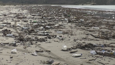 Vlorë, deti nxjerr në breg sasi të mëdha plastike