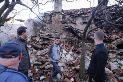 FOTOT/ Lulzim Basha në Rrëzë të Krujës: Familje të tëra me fëmijë të vegjël janë vetëm në përballimin e situatës