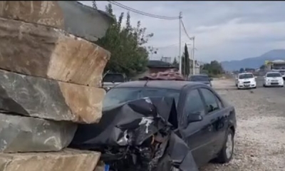 Përplasen dy makina në autostradë, një vajzë e plagosur