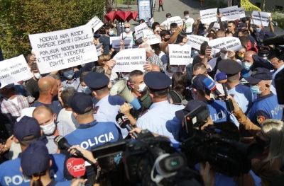 E presin policinë e IMT me hunj në duar, banorët: Duan të bëjnë kompleks vilash mbi pronat tona