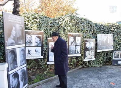 Ndërkohë që miratohej censura në media, përballë kuvendit ekspozita tregon vrasjet nga regjimi komunist