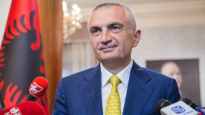 Votimet vazhdojnë, Meta pozon në plazh me ish-futbollistin e Kombëtares