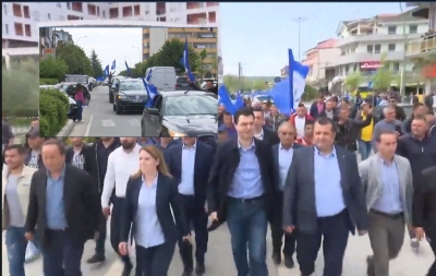 VIDEO/ Basha drejt Rrogozhinës, qytetarët i bëjnë pritje madhështore