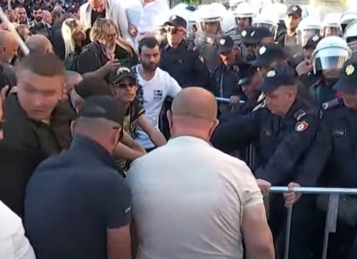 Qytetarët e revoltuar shkulin gardhin metalik te Bashkia, policët përdorin sprite