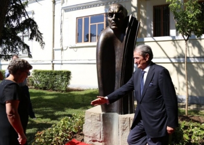 Pjetër Arbnori “rikthehet” në Kuvend, Berisha zbulon bustin e tij