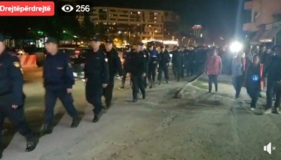 VIDEO/ ‘Edvin, hajdut, kazan, legen’... banorët e &#039;Astirit&#039; nisin marshimin të shoqëruar me qindra policë