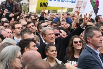 &quot;Edvin Kristaq Paniku e çeli antifushatën në vrimën e miut, sot ‘cunami’ popullor&quot;
