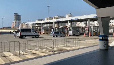 Humbën betejën me COVID, furgona dhe makina funerali sjellin 12 trupa të pajetë të shqiptarëve në Durrës. Do prehen në Atdhe