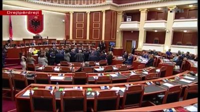 Opozita proteston kundër kriminalitetit që ka kapur qeverinë, blloko foltoren e Kuvendit