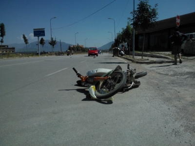 Fuoristrada merr përpara motorin, plagoset drejtuesi