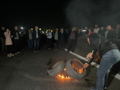 Rrethrrotullimi i Shkozetit, protestuesit i vënë flakën gomave