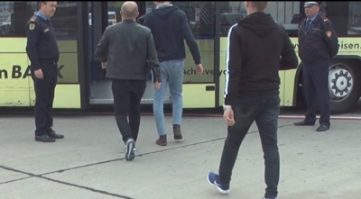 50 shqiptarë dëbohen nga Franca, mbërrijnë në Rinas