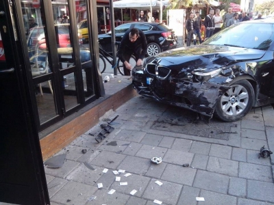 Aksident/ Makina përfundon brenda lokalit, 5 të plagosur