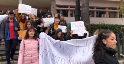 VIDEO/Policia nis revanshin ndaj protestës, ndalohen disa studentë në Gjirokastër