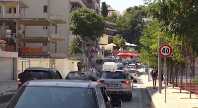 Me trafik drejt plazhit, vonesa dhe radhë të gjata në rrugët e Vlorës