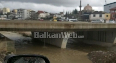 Video/ Tirana pas shiut, rrugë të përmbytura dhe makina të ngecura në trafik. Ja çfarë ndodh tek Ura e Shkozës