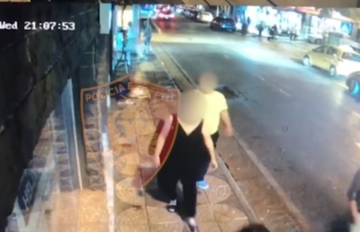 “Përsëritësit” kapin tre hajdutë në Tiranë, shihni pamjet si u vodh një grua