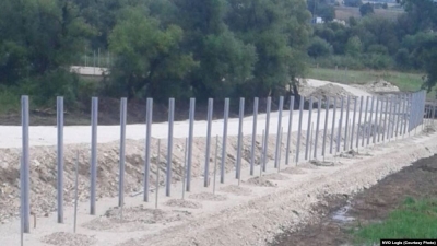 Serbia nis ndërtimin e një gardhi me tela me gjemba në kufirin me Maqedoninë, BE e kundërshton