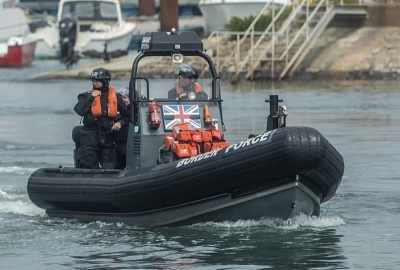 ‘Piratët’ shqiptarë tmerrojnë detin/ 21 emigrantë marrin peng anijen angleze