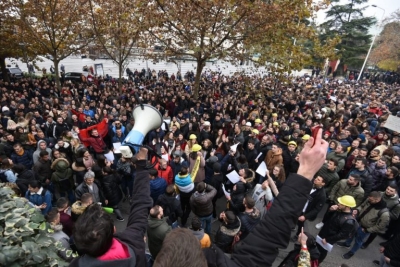 Dialog me Nikollën? Si përgjigjen studentët jashtë Kuvendit