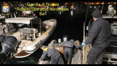 Kapet gomonia me 400 kg kanabis në Itali, arrestohen 2 shqiptarë