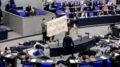 Të rinjtë ndërprejnë fjalimin e Schwmble në parlamentin gjerman, shtrihen në dysheme