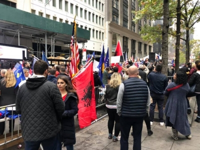 FOTO/ Shqiptarët protestë para Konsullatës serbe në New York