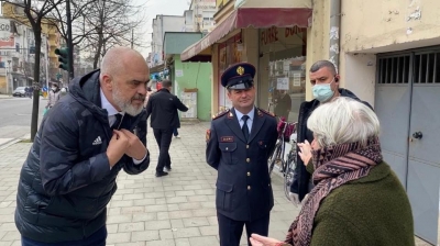 Inspektoi tregjet pa maskë e dorashka, Rama nxjerr fotot: Ju njoh mirë, po i dal përpara duke ju thënë aman…