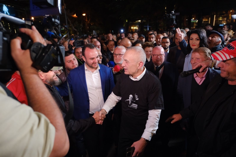 “Berisha nuk është në arrest shtëpie, është në piedestal”- Meta vesh bluzën me mbishkrimin ‘lironi liderin e opozitës’