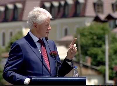 Clinton fjalim emocionues në Prishtinë: Më kujtohen fytyrat tuaja para 20 vitesh, e dua këtë popull, në zyrë mbaj një foto...